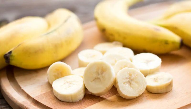 Banana with Milk and Other 2 Food Combinations You Must Avoid For Healthy Digestion