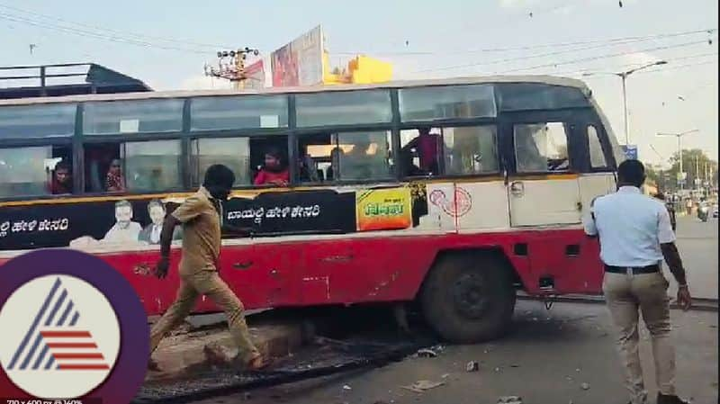 Driver lost control bus collided  divider 3 injured at Gadag bus station rav