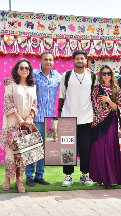 <p>इस दौरान टीना अंबानी के लग्जरी हैंड बैग ने सभी का ध्यान खीचा। उन्होंने DIOR कंपनी का फ्लोरल प्रिंट बैग कैरी किया था। जिसकी कीमत 5 लाख रूपए है। </p>

