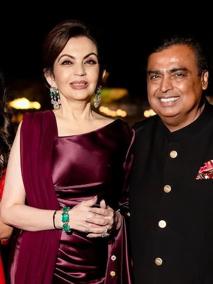<p>छोटे बेटे अनंत अंबानी के प्री वेडिंग फंक्शन के पहले दिन हुई कॉकटेल पार्टी में नीता अंबानी पर्पल कलर के गाउन पहना। उन्होंने सिल्ट गाउन संग मैचिंग साइड रपल दुपट्टा कैरी किया था।</p>
