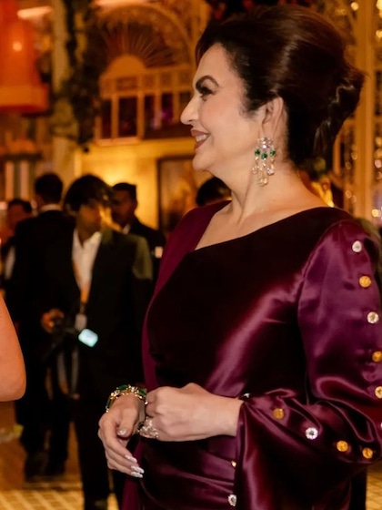 <p>नीता अंबानी ने स्टाइल के मामले में बहुओं को भी पीछे छोड़ दिया। उन्होंने पर्पल गाउन संग डायमंड इयररिंग्स पहने हैं। इयररिंग्स के बीच में ग्रीन एम्राल्डस लगे हैं जो शानदार लग रहे हैं।</p>
