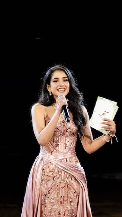 <p>प्री वेडिंग फंक्शन के पहले दिन कॉकटेल पार्टी का आयोजन किया गया। इस फंक्शन में राधिका मार्चेंट ने पेस्टल कलर का सीक्वेंस वर्क गाउन पहना था। </p>
