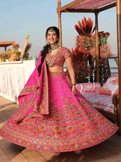 <p>राधिका ने अबू जानी संदीप खोसला का लहंगा पहना है जिस पर रेशम एंब्रॉयडरी है।उन्होंने एमेरल्ड ज्वैलरी पेयर किया है। बाजार से फ्यूशिया कपड़ा खरीद कर ऐसा लहंगा डिजाइन करा सकती हैं।</p>
