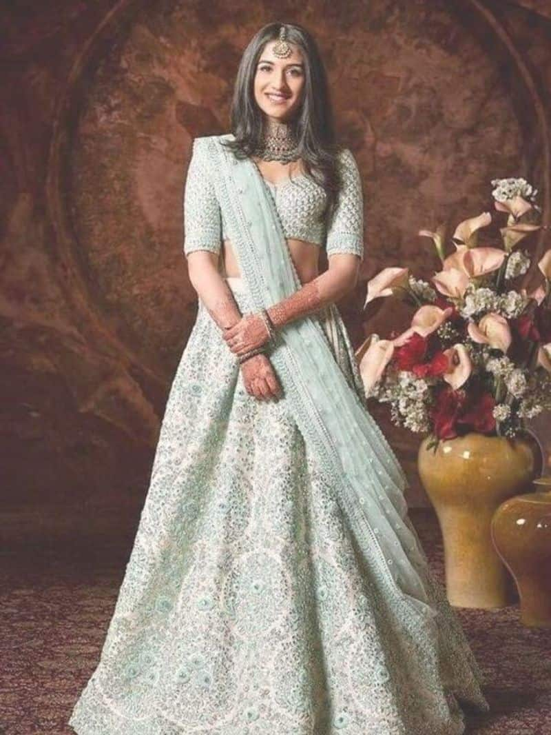 radhika merchant 8 lehenga image zkamn