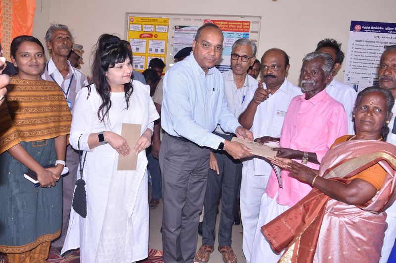 Madurai Divisional Manager felicitated the couple who avoided a train accident in Tenkasi vel