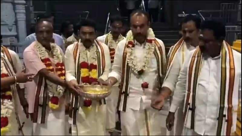 rs 5 crore worth 6 kg gold biscuits donated at vinayakar temple in andhra pradesh vel