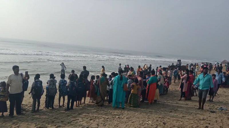 College student killed in Mamallapuram sea bath, 4 students missing vel