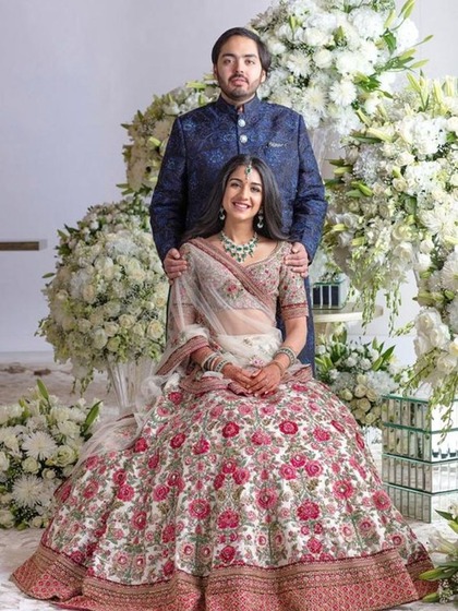 <p>जामनगर में अनंत अंबानी और राधिका मरचेंट की प्री वेडिंग सेरेमनी में बॉलीवुड के साथ-साथ विदेशी मेहमान भी मौजूद हैं। </p>
