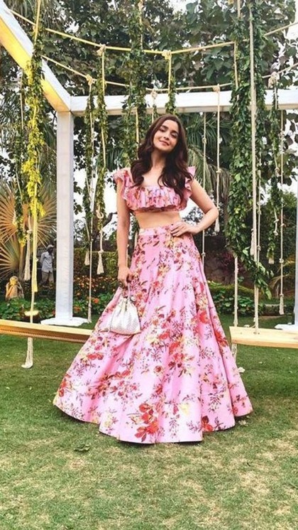 <p>आलिया भट्ट का प्रिंटेड लहंगा अनमैरिड गर्ल्स के लिए परफेक्ट है। ये बजट फ्रेंडली होने के साथ स्टाइलिश लुक देता है। आप भी फंक्शन में सिल्वर ज्वेलरी संग ऐसे लुक से सोनी लग सकती हैं।</p>
