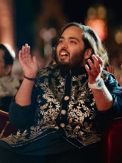 <p>वहीं मुकेश अंबानी की परफॉर्मेंस देखकर अनंत अंबानी खुशी से ताली बजाने लगाते हैं। जिसकी फोटो भी सामने आई है। </p>
