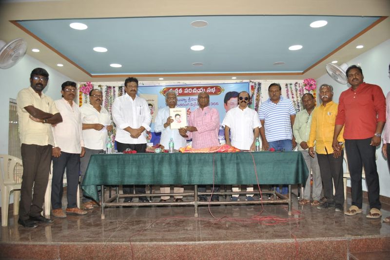 nagnamuni unveils muvva srinivasa rao book ksp