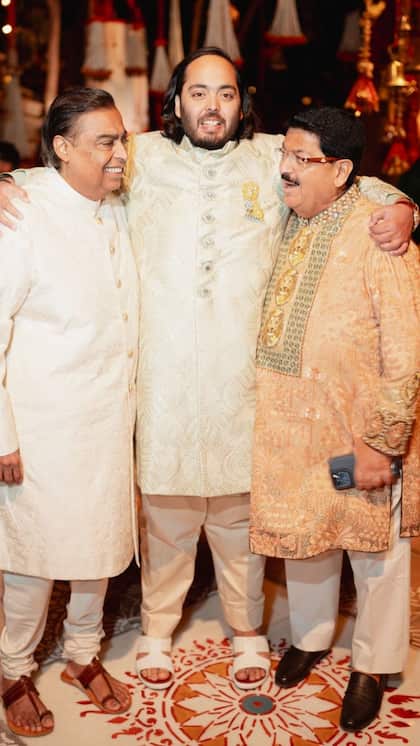 <p>दूल्हा बने अनंत अंबानी व्हाइट शेरवानी में नजर आएं। वही मुकेश अंबानी ने भी महाआरती के लिए व्हाइट शेरवानी पहन रखी थी। दोनों की ट्यूनिंग देखते बन रही थी। </p>
