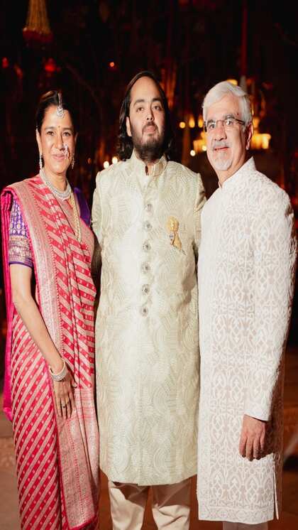 <p>अनंत अंबानी राधिका मर्चेंट की मां शैला मर्चेंट और पिता वीरेन मर्चेंट के साथ नजर आएं। शैला मर्चेंट ने पिंक कलरी साड़ी पहनी है। जिसे उन्होंने डायमंड ज्वेलरी संग पेयर किया है। </p>

