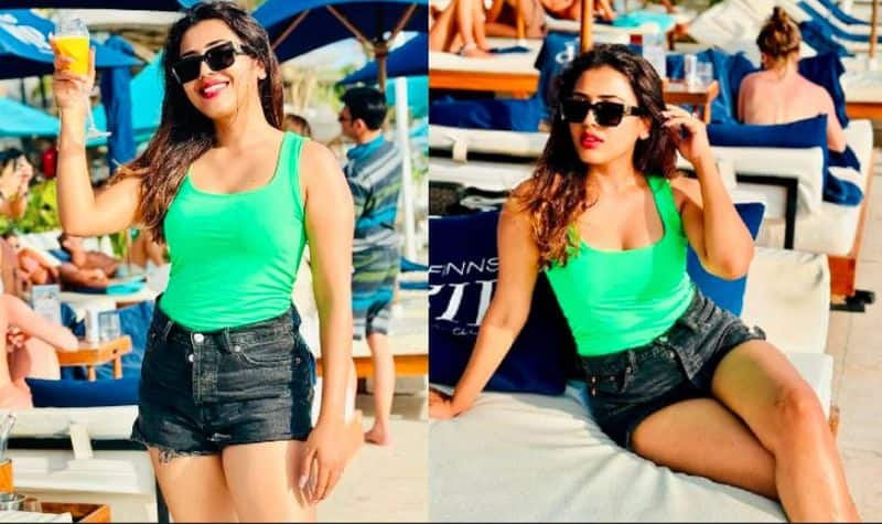 Actress Sara Annaih in Short Denim and green top, Fans comment Beautiful thighs Vin