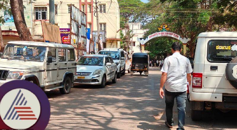 Parking chaos in front of Dharwad District Collector's office rav