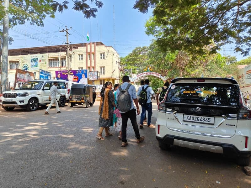 Parking chaos in front of Dharwad District Collector's office rav