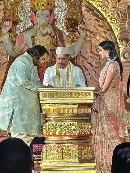<p>अनंंत अंबानी राधिका मर्चेंट के प्री वेडिंग फंक्शन 1-3 मार्च तक जामनगर में हुए थे। जहां देश-विदेश की बड़ी-बड़ी हस्तियों ने हिस्सा लिया। दोनों 12 जुलाई को शादी के बंधन में बंधेंगे। </p>
