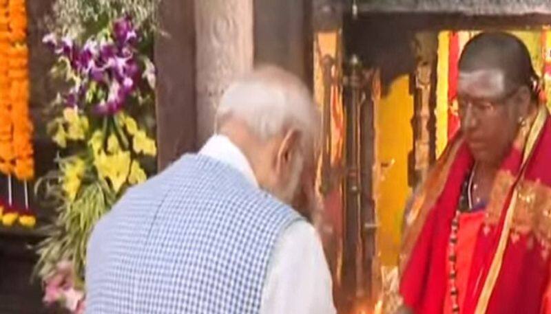 Prime minister Narendra Modi offers special prayers at secunderabad ujjaini mahakali temple