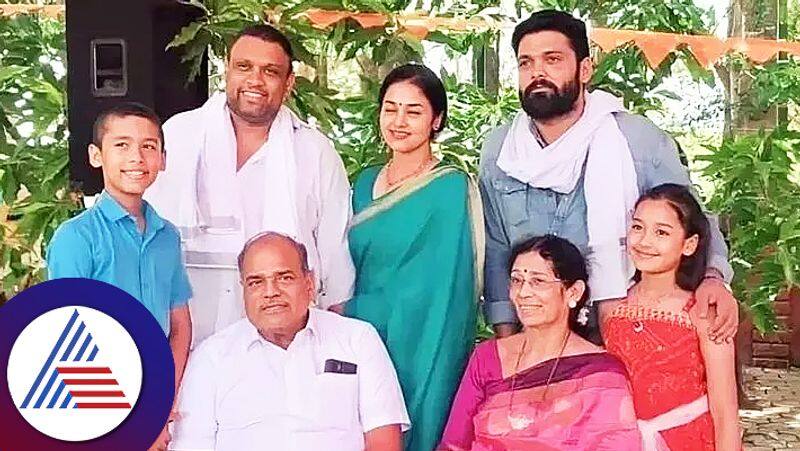 Sandalwood simple star Rakshith Shetty family photo with father mother brother viral pav