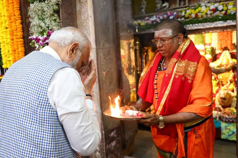 PM Modi greeted with Jai Shri Ram, Ab ki baar 400 paar chants outside Ujjaini Mahakali Temple (WATCH) snt