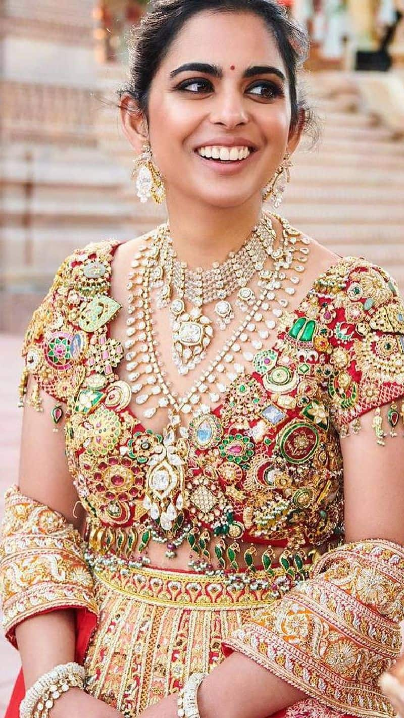  abu jani sandeep khosla design jewelled  blouse made of emerald diamond  rubies pieces for isha ambani jewels from Gujarat and Rajasthan xbw