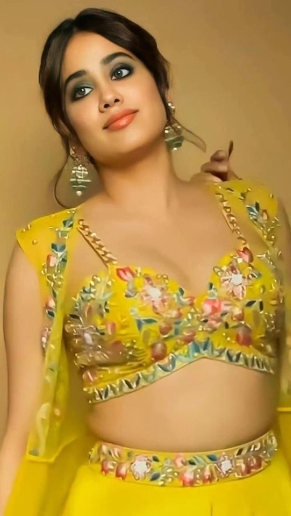 <p>स्लीवलेस पैर्टन पर इन दिनों स्ट्रिप की जगह चेन डिजाइन का क्रेज है। आप भी स्वीटहार्ट नेकलाइन ब्लाउज में चेन स्ट्रिप लगवाकर गजब का लुक पा सकती हैं। नो ज्वेलरी लुक अटायर संग खिलेगा।</p>
