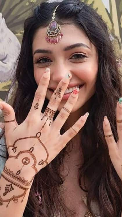 खूबसूरत लगेगी Simple Mehendi Design