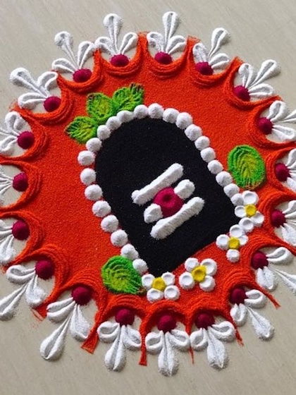 <p>अगर आप पहली बार रंगोली बना रही हैं  तो ये डिज़ाइन आप देख कर आसानी से बना सकती हैं जिसमे एक गोला बना कर रंग भरें और फिर उसमे शिवलिंग बना दें। </p>

<p> </p>

