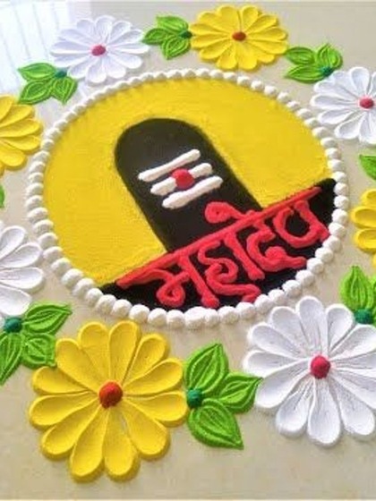 <p> ये बहुत प्यारी डिज़ाइन है।  अगर आपको फूल बनाने में मुश्किल हो तो सिंपल सर्किल बनाकर उसमे शिवलिंग बनाए और महादेव लिख दें। </p>

<p> </p>
