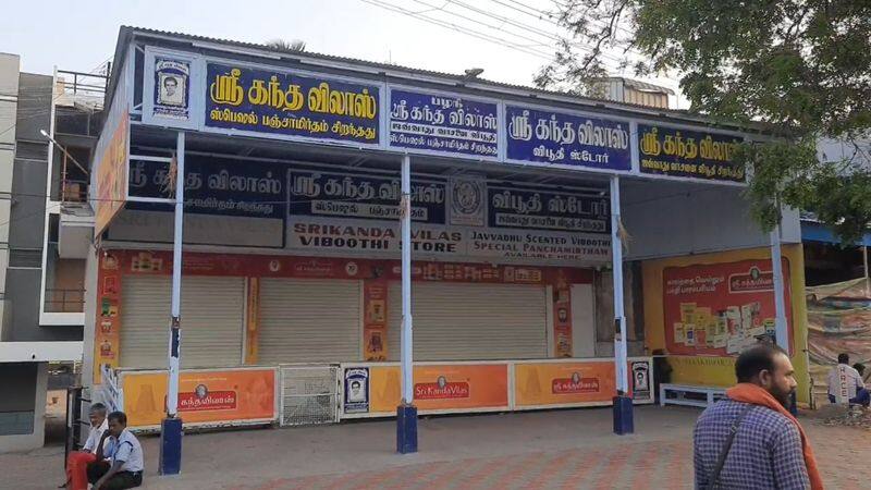 traders protest against temple administration at palani in dindigul district vel