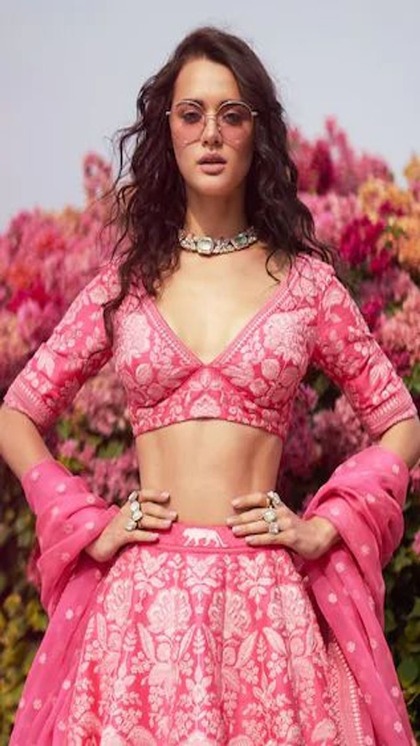 <p>वी नेक ब्लाउज डिजाइन लहंगे और साड़ी के साथ जंचते है। आप हैवी एंब्रॉयडरी में ऐसी डिजाइन चुन सकती है। रेडीमेड और टेलर दोनों से इस तरह के ब्लउज सिलवा सकती है।</p>
