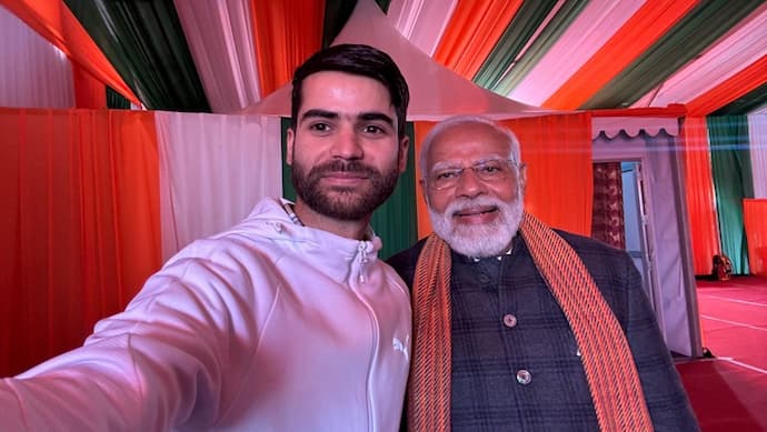 Narendra Modi selfie with beekeeper Nazim 