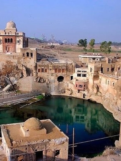 <p>पाकिस्तान में कटसराज शिव मंदिर 5000 साल पुराना है।  ये चकवाल गांव से लगभग 40 कि.मी. की दूरी पर कटस नामक स्थान में एक पहाड़ी पर है। इस स्थान से जुड़ी कई मान्यताएं हैं। </p>

<p><br />
 </p>
