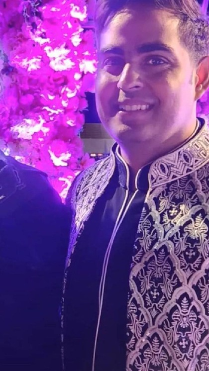 <p>ये कार्यक्रम रिलायंस के एम्प्लॉयज के लिए किया गया था। इसमें अंबानी फैमिली के साथ ही रिलायंस से जुड़े लोगों ने हिस्सा लिया।</p>
