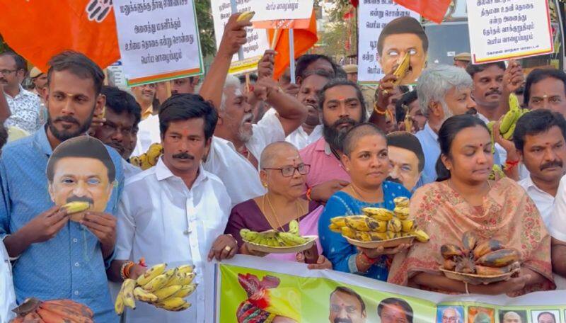 after dmk vadai campaign BJP Members in coimbatore campaign by giving banans to people ans