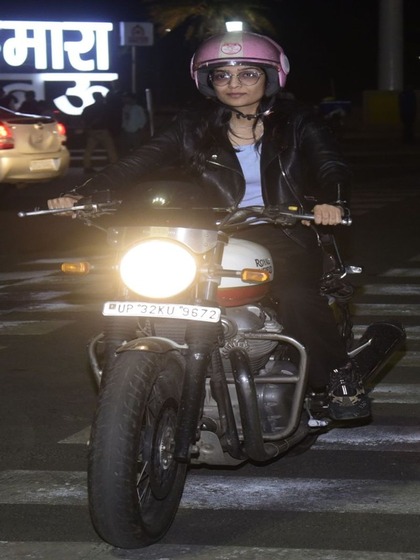 <p>हम आपको लखनऊ  बाइक राइडर से मिलवाने जा रहे हैं, जिन्हें लोग लखनऊ में बुलेट रानी भी कहते हैं। इनका नाम है गरिमा कपूर <br />
<br />
.</p>
