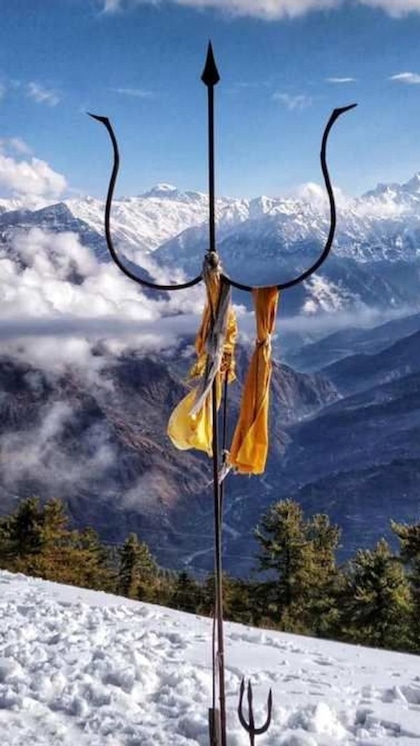 <p>केदारनाथ,बाबातुंगनाथ मंदिर के बारे में तो सब जानते हैं लेकिन क्या कभी बिजली महादेव मंदिर के बारे में सुना है। जहां हर 12 सालों में मंदिर के अंदर स्थित शिवलिंग में बिजली गिरती है।<br />
 </p>
