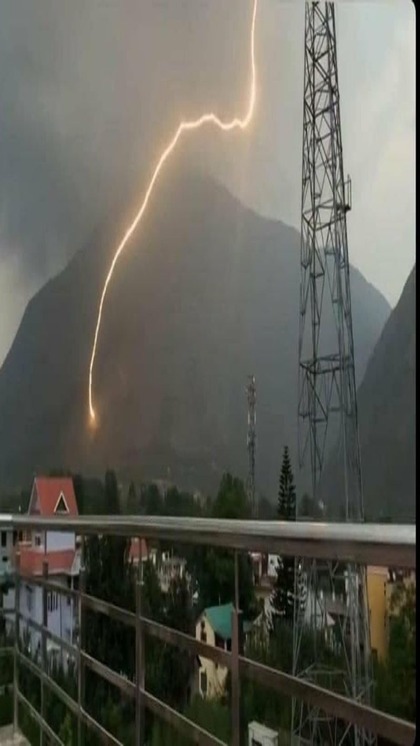 <p>कुल्लू स्थित बिजली महादेव मंदिर का रहस्य कोई नहीं समझ पाया है। हर 12 सालों में शिवलिंग पर बिजली गिरती है और शिवलिंगम के टुकड़े-टुकड़े हो जाते है। जिसे देखने लोग आते हैं। <br />
 </p>
