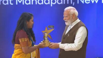 First National Creators Award 2024: महिला कंटेंट क्रिएटर के आगे भर आया पीएम मोदी का गला, झुककर किया नमन