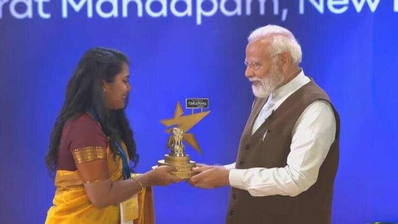 First National Creators Award 2024: महिला कंटेंट क्रिएटर के आगे भर आया पीएम मोदी का गला, झुककर किया नमन