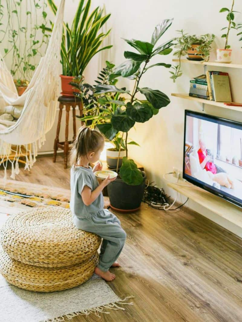 How to break your child's habit of watching TV while eating