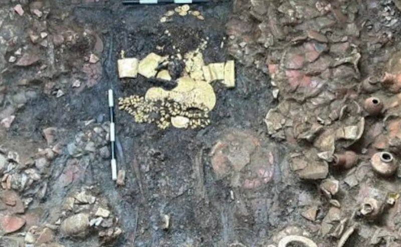 Archaeologists in Panama find ancient lords tomb filled with gold treasure and sacrificial victims around 1,200 years old skr