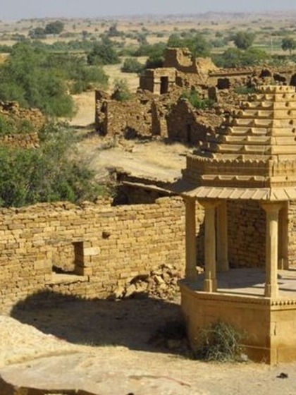 <p>राजस्थान में स्थित कुलधरा गांव  के बारे में कहा जाता है कि ये गांव  शापित गांव है। आज हम कुलधरा गांव के रहस्य को जानेंगे।  </p>

<p> </p>
