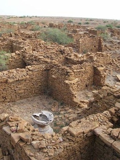 <p>पिछले 200  सालों से ये गांव खाली है।  गांव के आसपास के लोगों का कहना है कि यहां पर भूतिया घटनाएं होती हैं। इस कारण यहां पर कोई भूल कर भी जाने की कोशिश नहीं करता। </p>

<p> </p>
