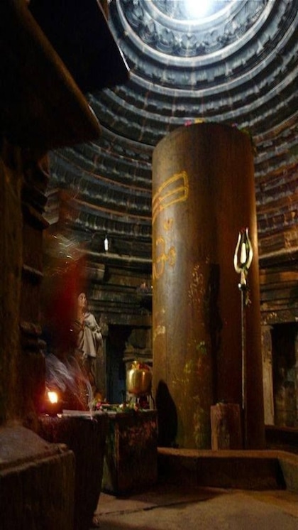 <p>मतंगेश्वर मंदिर का निर्माण 8-10 शताब्दी के बीच चंदेल राजाओं ने कराया था। मान्यता है कि हर वर्ष कार्तिक माह की शरद पूर्णिमा के दिन शिवलिंग का आकारण एक तिल बराबर बढ़ जाता है।<br />
 </p>
