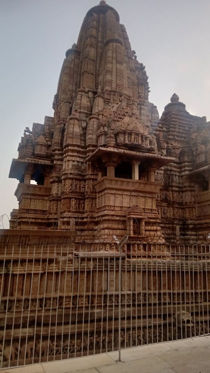 <p>एमपी के खुजराहो में स्थित मतंगेश्वर महादेव मंदिर भारत के सबसे रहस्यमयी मंदिर में से एक है। यहां स्थित शिवलिंग का आकार हर साल  1 इंच तक बढ़ता है जो अभी तक रहस्य बना है।<br />
 </p>
