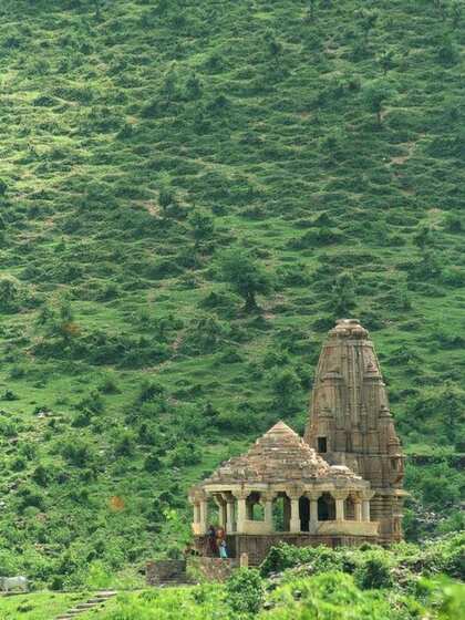 <p>सूर्यास्त के बाद किले में प्रवेश मना है , क्योंकि इसे पैरानॉर्मल एक्टिविटी का केंद्र माना जाता है। यही वजह है कि आर्केलॉजिकल सर्वे ऑफ़ इंडिया ने रात को यहां जाना बैन किया है।<br />
 </p>
