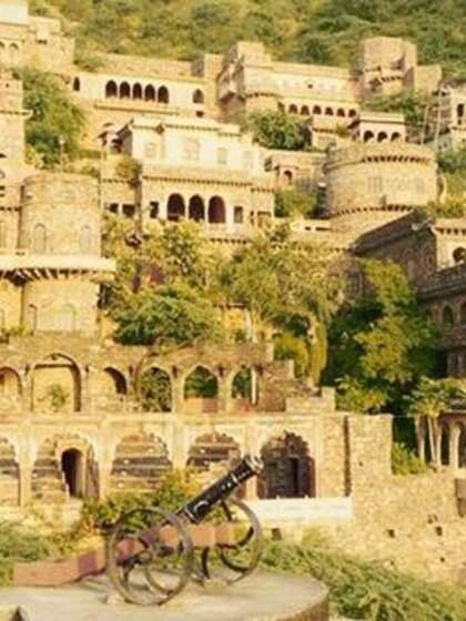<p>सम्राट माधो सिंह ने गुरु बालूनाथ की स्वीकृति के बाद शहर का निर्माण किया, स्वीकृति की शर्त थी कि महल की छाया  प्रार्थना स्थल पर नहीं पड़नी चाहिए।अगर ऐसा हुआ तो महल तहस-नहस हो जाएगा।</p>
