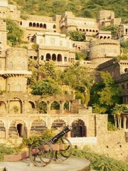 <p>सम्राट माधो सिंह ने गुरु बालूनाथ की स्वीकृति के बाद शहर का निर्माण किया, स्वीकृति की शर्त थी कि महल की छाया  प्रार्थना स्थल पर नहीं पड़नी चाहिए।अगर ऐसा हुआ तो महल तहस-नहस हो जाएगा।</p>
