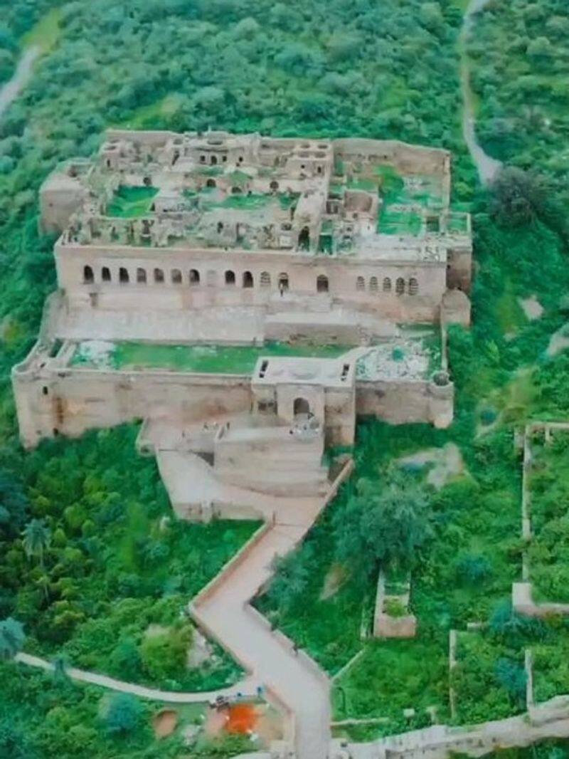 story and facts of haunted bhangarh fort  zkamn